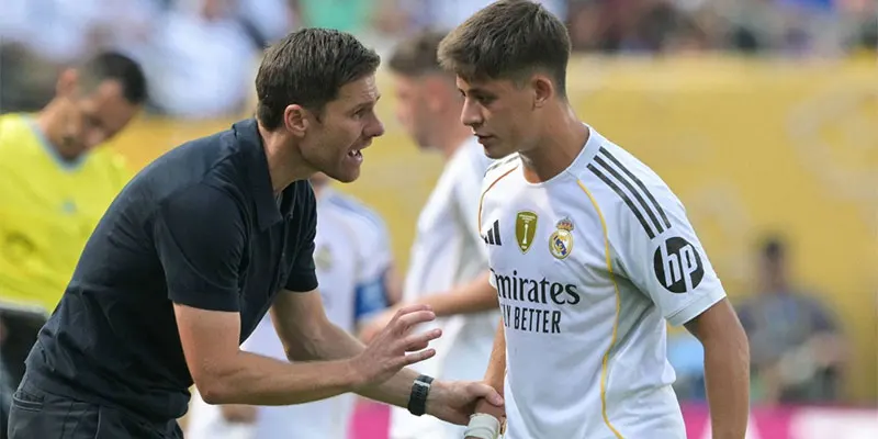 Tin bóng đá hậu trường về mối quan hệ giữa cầu thủ cùng ban huấn luyện luôn rất được quan tâm