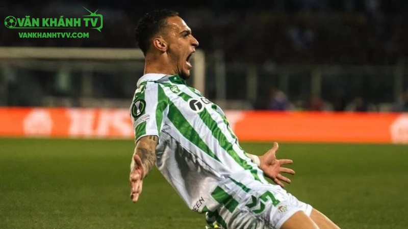 Betis tận dụng đội hình đồng đều và lối chơi tấn công biến hóa trước Sociedad đang gặp khó khăn.