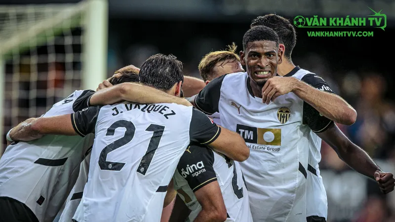 Valencia bay cao tại Mestalla với hàng công tốc độ và cặp tiền đạo Duro – Danjuma